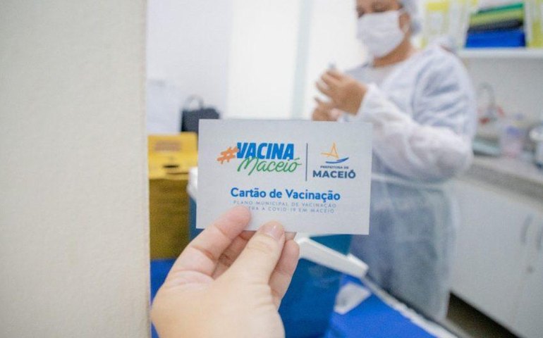 Maceió volta a aplicar o imunizante contra a Covid-19 da AstraZeneca