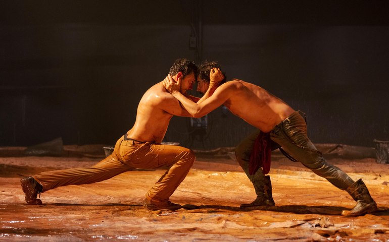 Sucesso na França, peça 'Tom na Fazenda' volta mais arrojada