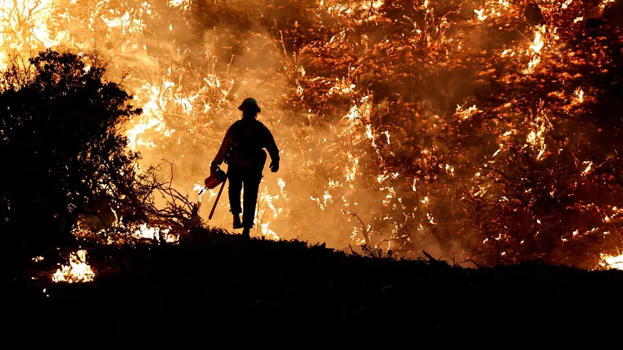 Milhares de pessoas são evacuadas devido a violentos incêndios florestais no Oeste do Canadá