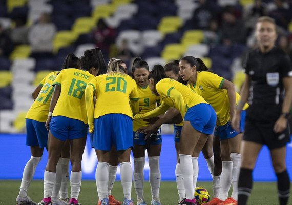 Torcedores brasileiros lotam entorno do estádio de Brisbane, palco do jogo contra a França