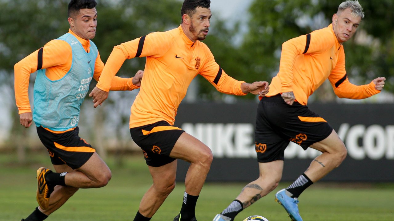Na espera do novo treinador, Corinthians treina com interino após derrota para o Santos