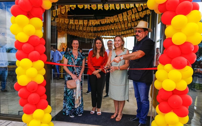 Prefeito Gilberto Gonçalves prestigia inauguração de nova loja da empresa Bauducco em Rio Largo