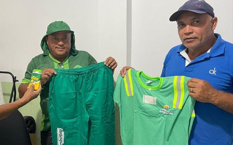 Prefeitura de Branquinha entrega novos fardamentos para motoristas e servidores da limpeza pública