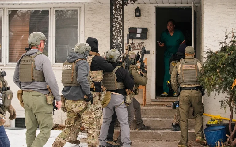 Oficiais de imigração afirmam poder de varredura para entrar em casas sem mandado de juiz, diz memorando