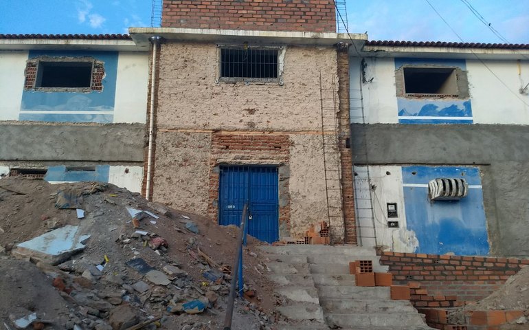 Governo atrasa obra da Casa de Custódia de Delmiro Gouveia e transfere PCs para povoado distante