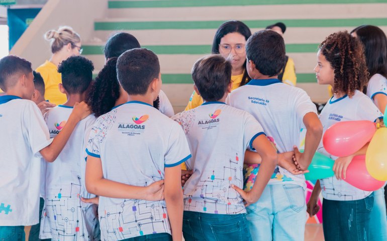 SMTT incentiva práticas esportivas em escola pública