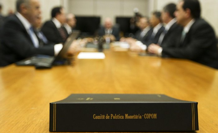 Copom eleva taxa Selic a 14,75% ao ano e Brasil passa a ocupar 3º lugar no ranking mundial de juros Copom eleva taxa Selic a 14,75% ao ano e Brasil passa a ocupar 3º lugar no ranking mundial de juros