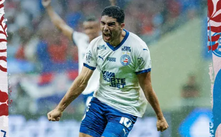 Em clássico com duas expulsões, Bahia bate o Vitória e cola no G-4 do Brasileirão