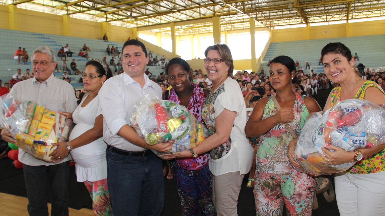 A Prefeita Célia Rocha entrega cerca de 900 cestas nutricionais a gestantes em Arapiraca