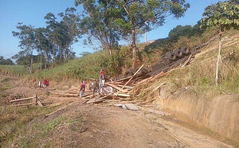 Carreta tomba ﻿na BR-104 em﻿ São José da Laje