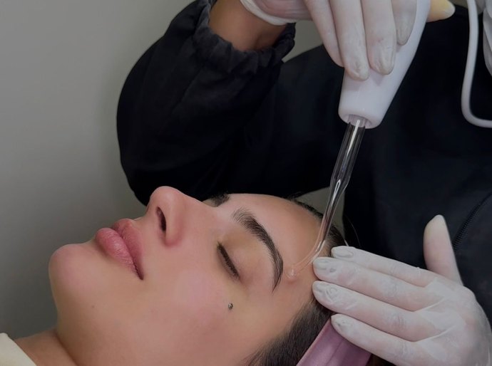 Tecnologia e cuidado: tratamentos faciais avançados ganham espaço no verão