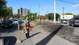 Trânsito fica parcialmente bloqueado na ponte do Rio Poxim nesta quinta-feira