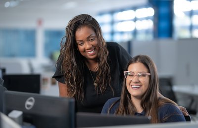 Mulheres que apoiam mulheres: programas de mentoria ajudam profissionais a avançarem no mercado