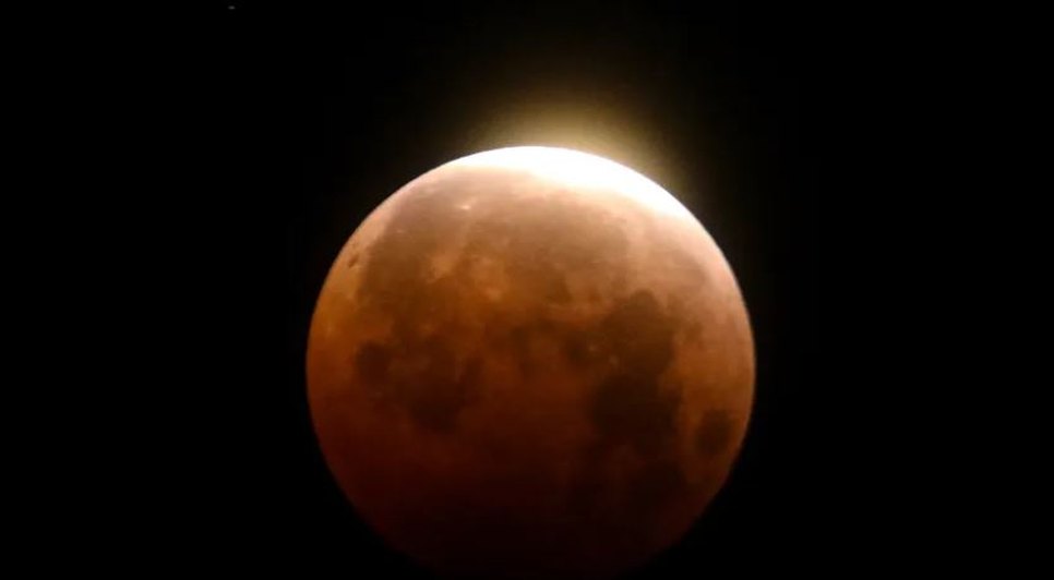 Eclipse lunar total sobre a praia de Santa Monica, na Califórnia, em foto de 2021. / Foto: Foto: Ringo H.W. Chiu/ASSOCIATED PRESS