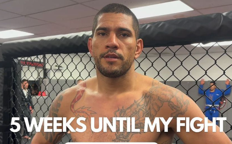 Alex Poatan nocauteia cedo e mantém cinturão; Dana anuncia volta de Conor McGregor