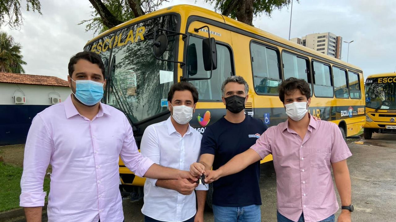 Prefeito Arthur Freitas garante novo ônibus escolar para Santana do Mundaú