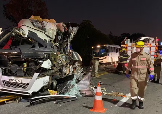Acidente com ônibus de estudantes na BR-153 deixa ao menos cinco mortos e dezenas de feridos em Goiás