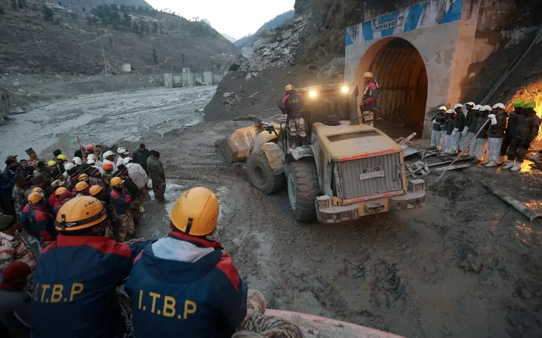 Trabalhadores presos em túnel na Índia começam a ser resgatados após 17 dias 