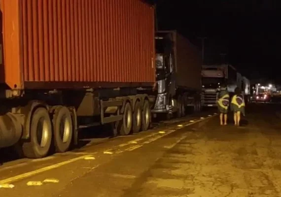 Caminhoneiros fecham rodovias após resultado das eleições