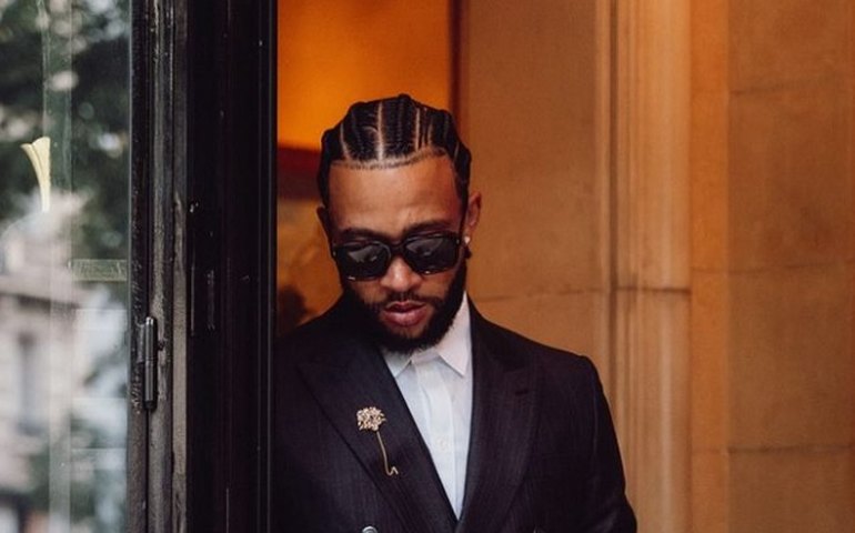 Memphis Depay encanta torcida ao chegar no Brasil com 1º escudo do Corinthians desenhado no cabelo