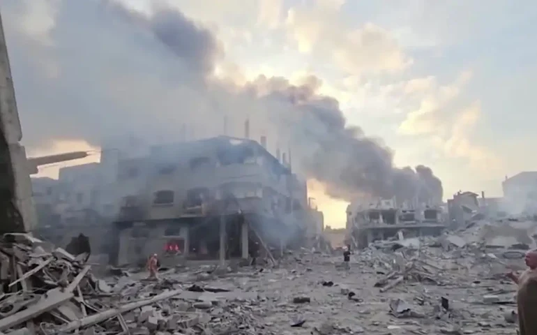 Adolescente de Gaza é resgatada de escombros após ataque israelense que matou seus pais: 'Quero ver minha família pela última vez'