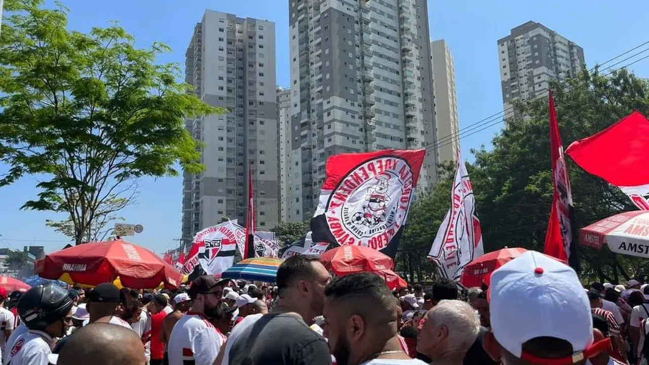 Torcida do São Paulo faz festa na porta do CT antes de embarque do time para o Rio