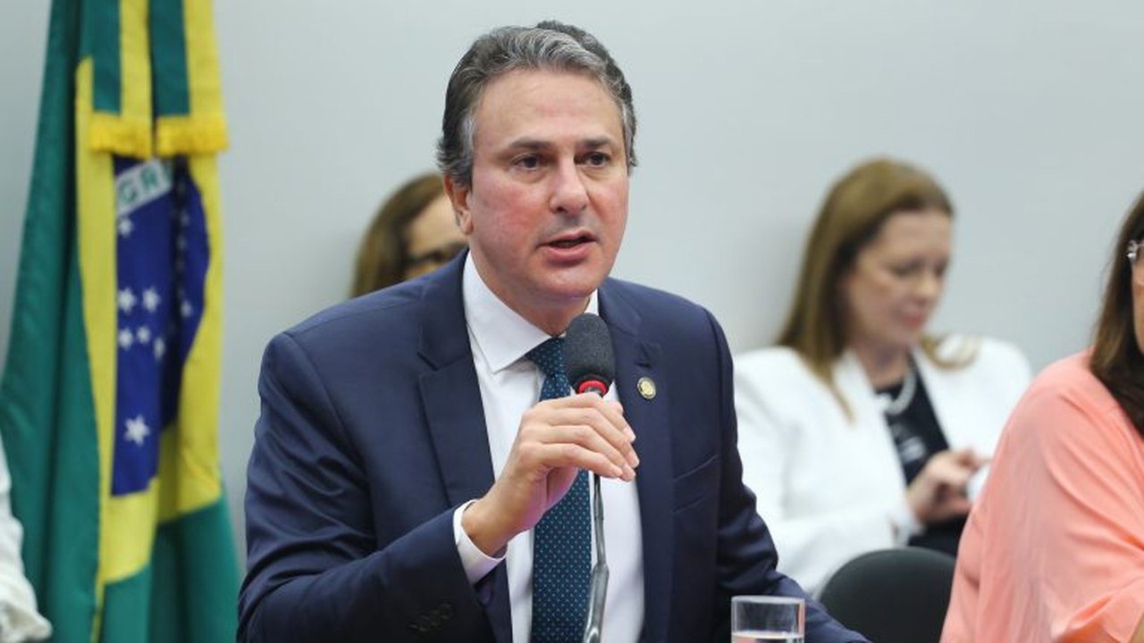 Camilo Santana é eleito presidente da Comissão de Educação e Cultura
