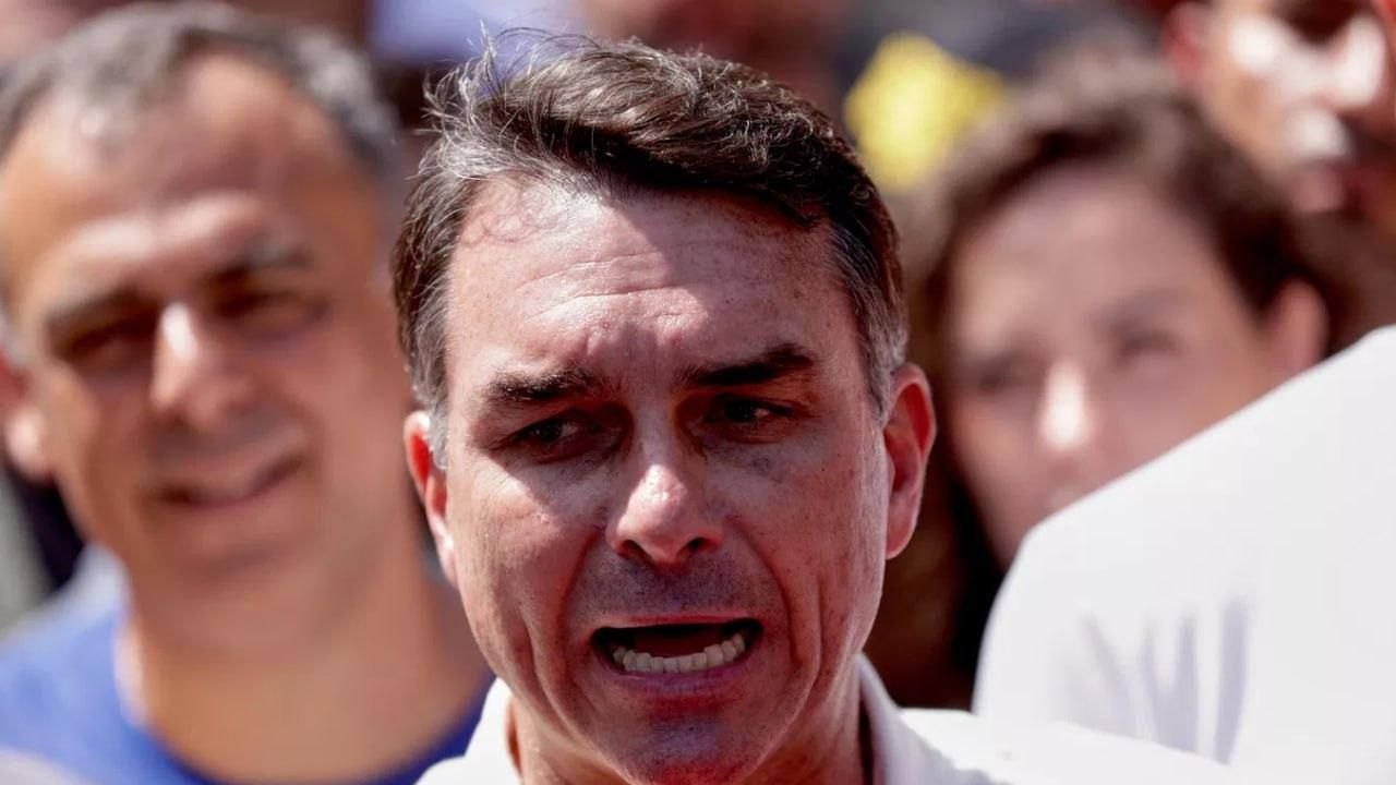 PF diz que não há registro oficial de saída de Flávio Bolsonaro do Brasil