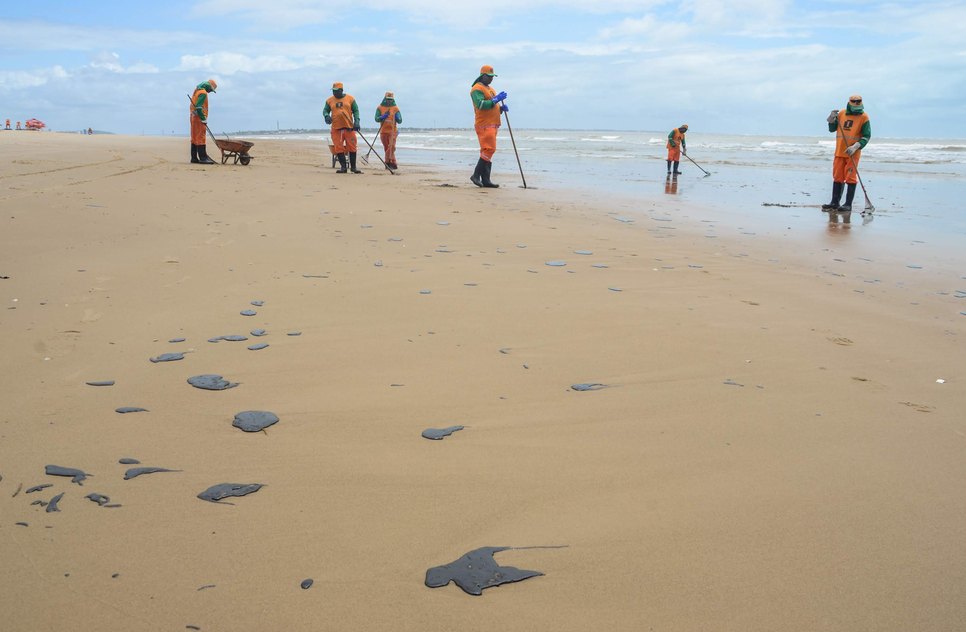 LIMPEZA DE PRAIA ÓLEO / Foto: Felipe Goettenauer