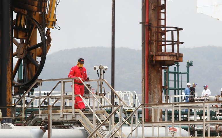 EUA abordam navio-tanque não sancionado que transportava petróleo venezuelano