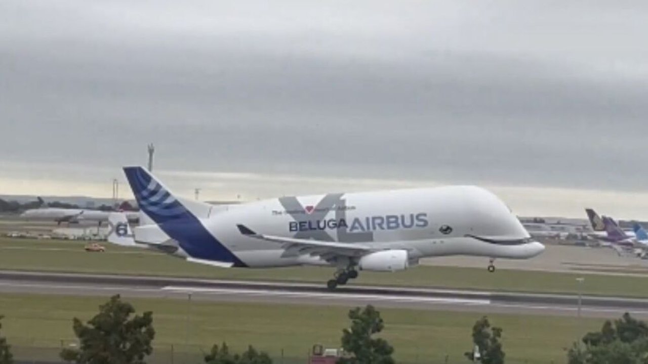 Avião Beluga, que se parece com baleia, faz pouso de emergência na Holanda