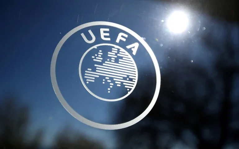 Uefa rejeita reclamação do Barcelona sobre pênalti não marcado em lance polêmico