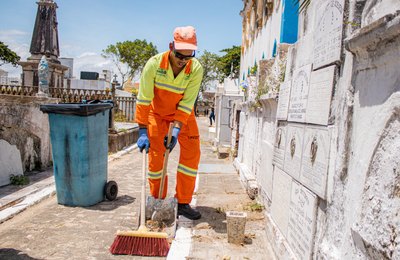Prefeitura intensifica limpeza e melhorias nos cemitérios para o Dia de Finados