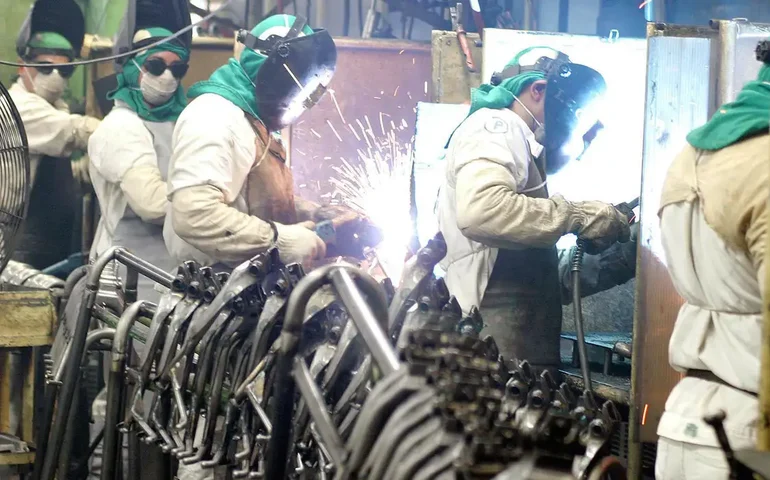 Indústria de transformação cresce 1,7% em setembro ante agosto, revela IBGE