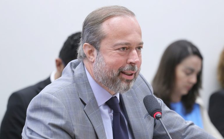 Ministro promete rigor absoluto contra preços abusivos nos combustíveis