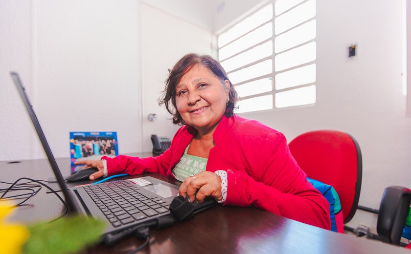 “Meu trabalho vai além de uma fonte de inspiração, é uma terapia”, afirma professora que atua na rede municipal de Maceió há 40 anos