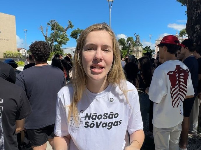 Cibele Moura participa de manifestação em defesa de estudantes da Uncisal e cobra segurança jurídica para 158 alunos beneficiados pelo Critério Regional