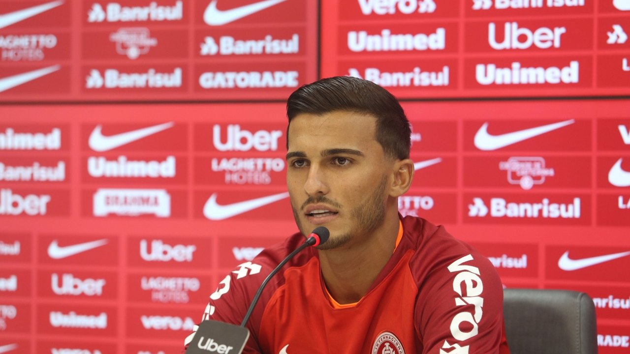 Vasco confirma contratação do atacante Guilherme Parede