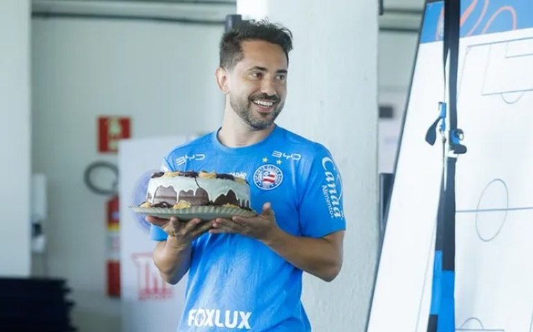 Ex-jogadores e Jorge Jesus se reúnem em chamada para celebrar aniversário de Everton Ribeiro