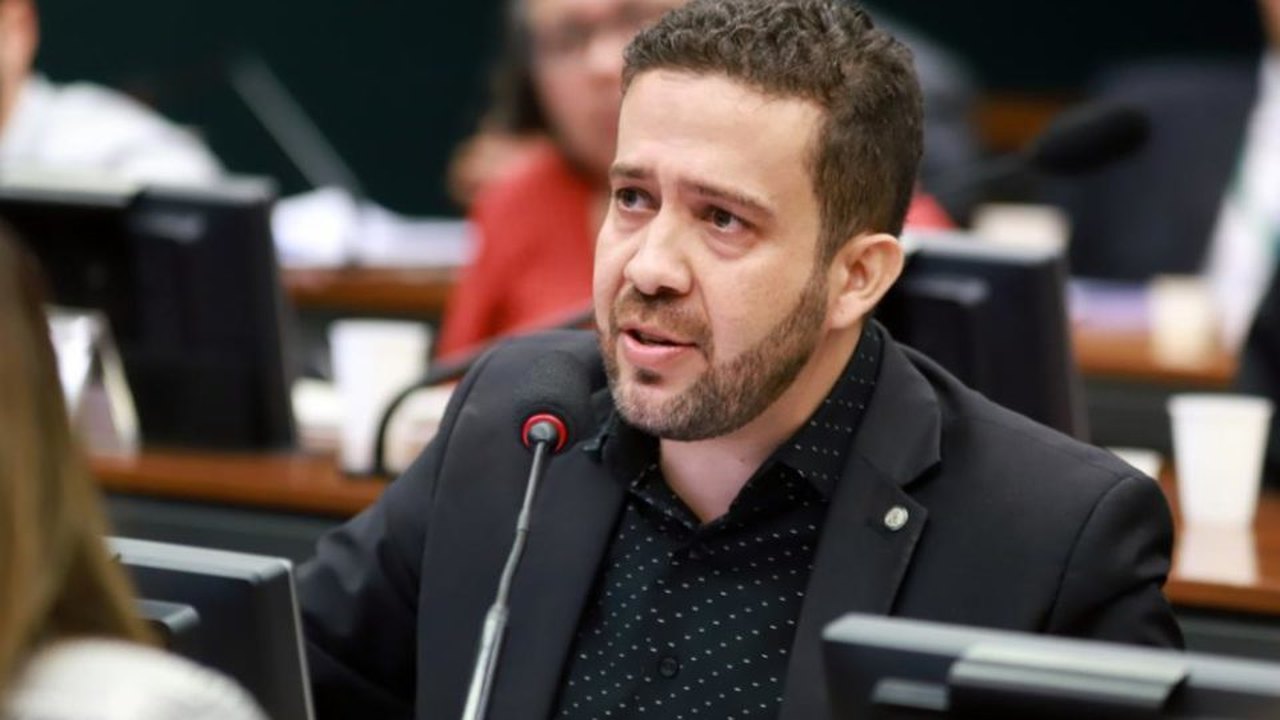 Entre os presidenciáveis, Janones cresce 1000% e lidera avanço nas redes
