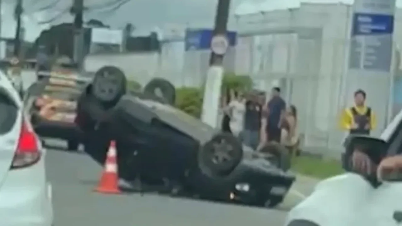 Motorista fica ferida após capotar carro na Avenida Cachoeira do Meirim, em Maceió