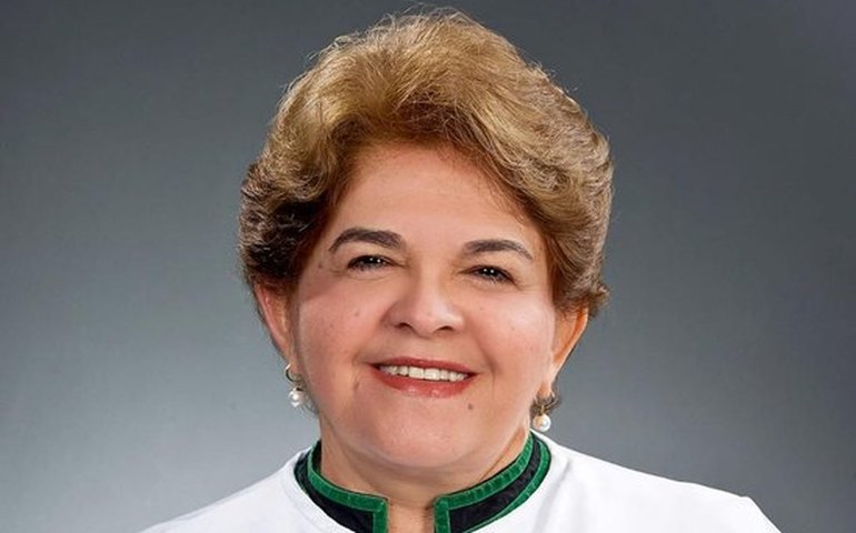 Reitora honorária Ana Dayse Dorea recebe título Doutor Honoris Causa da Ufal