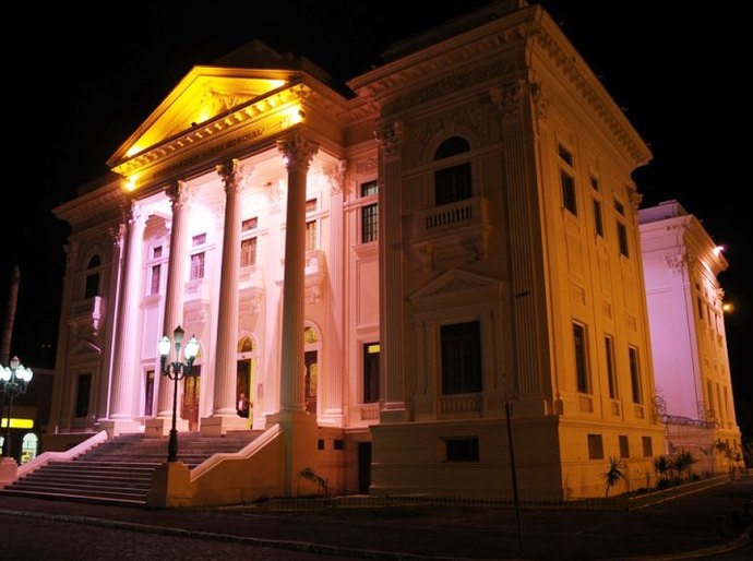 Lei determina que prédios públicos adotem iluminação rosa em outubro