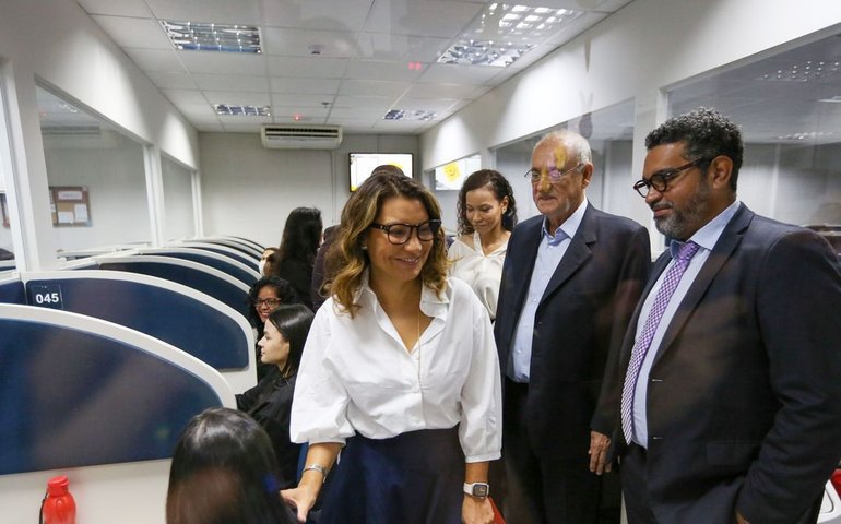 Ministros e primeira-dama visitam Central de Atendimento à Mulher