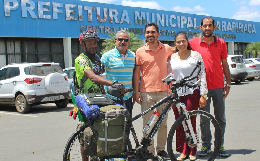 Ciclista que já percorreu mais de 20 países visita a Prefeitura de Arapiraca