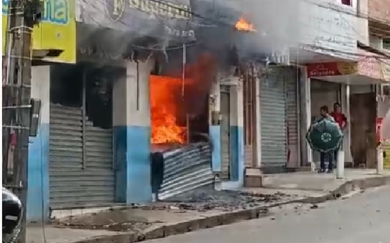 Incêndio no Mercado Ad Lima paralisa Centro e bairros adjacentes em Palmeira dos Índios