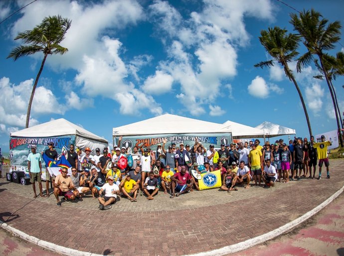 Campeonato de Handsurf reúne 50 atletas de oito estados na praia de Jacarecica