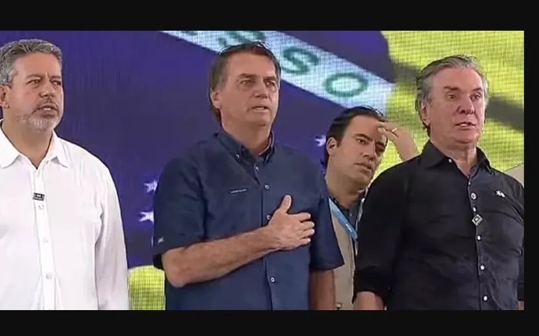 Ao lado de Collor e Lira, Bolsonaro confirma aumento do Auxílio Brasil