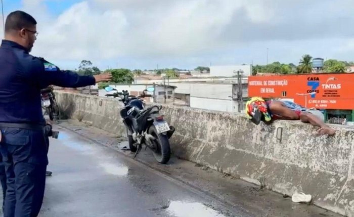 Homem ameaçava se jogar do viaduto, mas foi resgatado pela Guarda Municipal