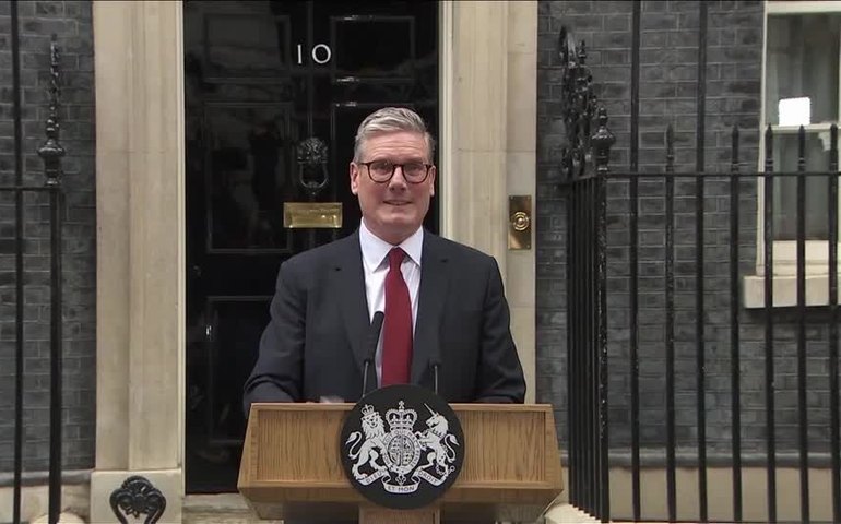 'A mudança começa agora', diz Keir Starmer em primeiro discurso como novo premiê britânico